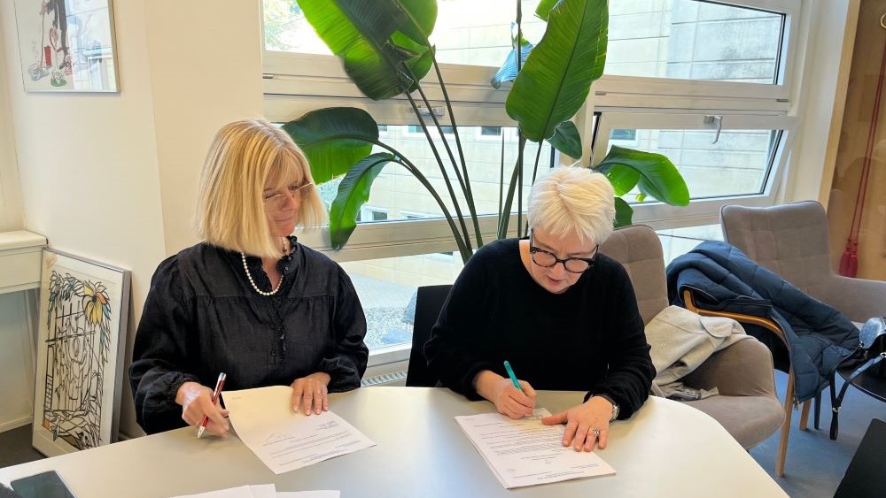 De mange dokumenter underskrives af parterne.